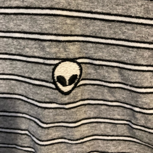 Brandy Melville Gray Alien Cropped Tee - Picture 4 of 4